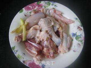 青椒炒草鸡块的做法步骤：2
