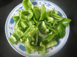 青椒炒草鸡块的做法步骤：5