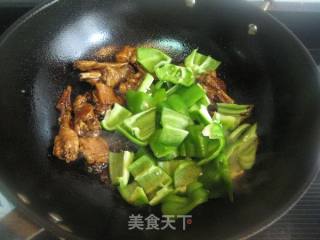 青椒炒草鸡块的做法步骤：6