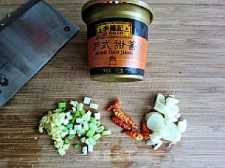 【飞禽走兽】---青椒炒护心肉的做法步骤：3