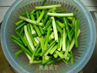 【飞禽走兽】--蒜苗炒腊肉的做法步骤：1