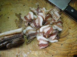 【飞禽走兽】--蒜苗炒腊肉的做法步骤：2
