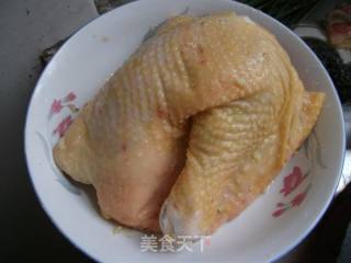 姜葱隔水蒸鸡的做法步骤：1