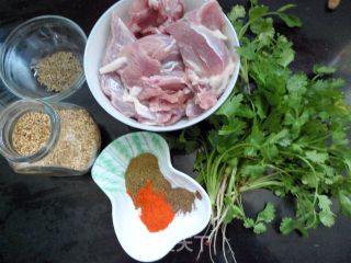【飞禽走兽】——孜然羊肉的做法步骤：1