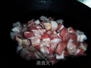 红亮浓郁---腐乳红烧肉的做法步骤：1