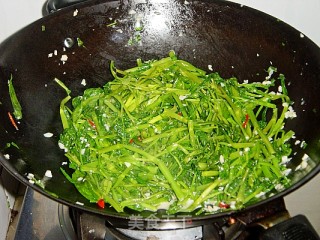"椒丝腐乳通菜"的做法步骤：4