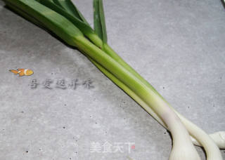 青蒜笋片五花肉的做法步骤：1
