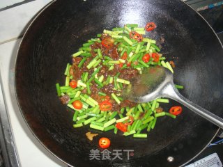 下饭菜--蒜苗炒肉的做法步骤：4