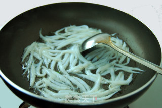 韭菜炒银鱼的做法步骤：5