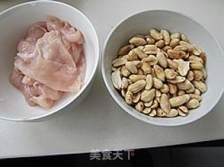【飞禽走兽】----花生鸡肉卷的做法步骤：1