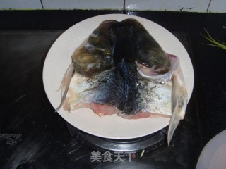 剁椒鱼头的做法步骤：1