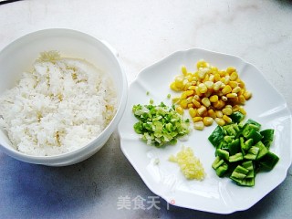 鱼米之香(炒饭)的做法步骤：2