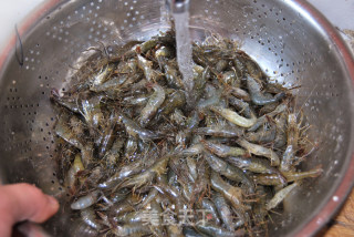 制作最简单的盐水河虾的做法步骤：2