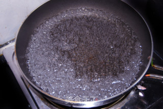 制作最简单的盐水河虾的做法步骤：4