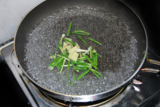 制作最简单的盐水河虾的做法步骤：5