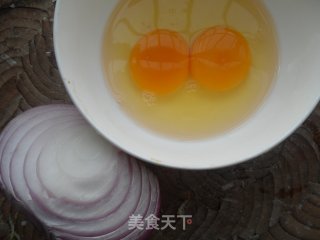 洋葱煎蛋的做法步骤：1