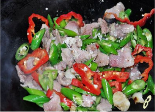 双椒小炒肉（把米酒当料酒用）的做法步骤：8