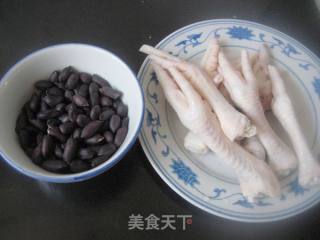 黑花生炖风爪的做法步骤：1