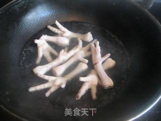 黑花生炖风爪的做法步骤：2