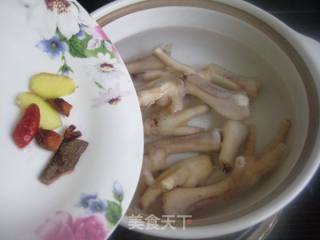 黑花生炖风爪的做法步骤：4
