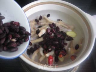 黑花生炖风爪的做法步骤：5