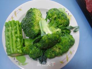 【飞禽走兽】西兰花凉瓜牛肉的做法步骤：1