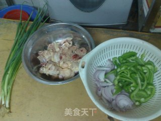 宅男厨房之青椒洋葱炒啫啫鸡的做法步骤：1