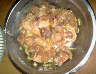 宅男厨房之青椒洋葱炒啫啫鸡的做法步骤：2
