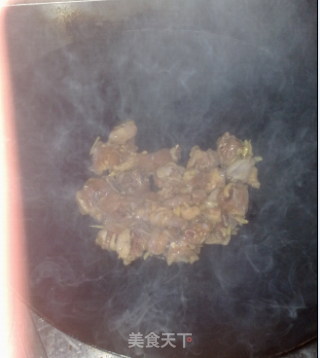 宅男厨房之青椒洋葱炒啫啫鸡的做法步骤：7