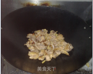 宅男厨房之青椒洋葱炒啫啫鸡的做法步骤：11