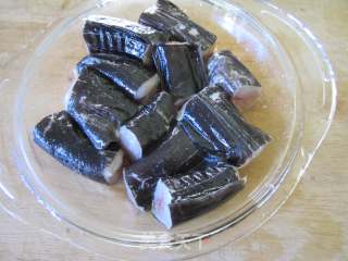 蒜头豆豉焖海鳝的做法步骤：1