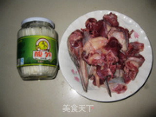 酸笋焖鸭的做法步骤：1