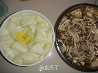 美味营养－－蟹味菇炖冬瓜的做法步骤：1