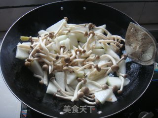 美味营养－－蟹味菇炖冬瓜的做法步骤：3
