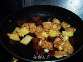 腊肠炒豆腐的做法步骤：8