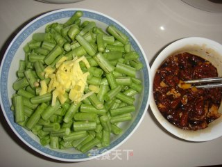 翠绿翠绿滴－－长豆角炒肉的做法步骤：1