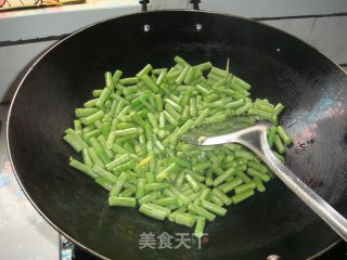 翠绿翠绿滴－－长豆角炒肉的做法步骤：2