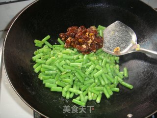 翠绿翠绿滴－－长豆角炒肉的做法步骤：3