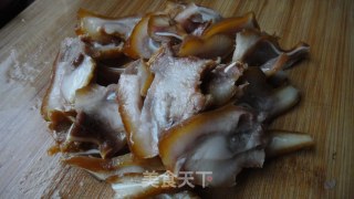 [飞禽走兽]--------尖椒炒猪耳根的做法步骤：1