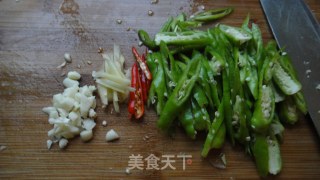 [飞禽走兽]--------尖椒炒猪耳根的做法步骤：2