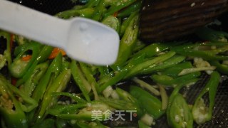 [飞禽走兽]--------尖椒炒猪耳根的做法步骤：4