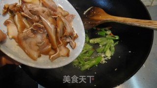 [飞禽走兽]--------尖椒炒猪耳根的做法步骤：5