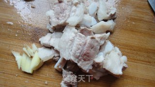 [我爱我的家]-----花肉洋葱土豆片的做法步骤：1