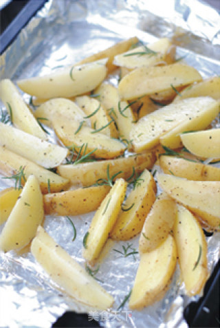 【迷迭香烤马铃薯】土豆里的香草风情的做法步骤：7