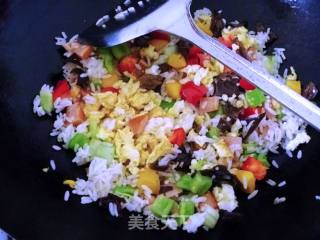 【换个花样吃米饭】缤纷炒饭的做法步骤：10