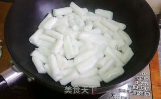 香辣豆豉酱爆肠粉的做法步骤：2