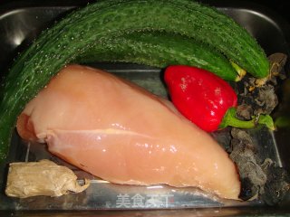【飞禽走兽】鸡肉黄瓜的做法步骤：1