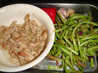 【飞禽走兽】菜梗肉丝的做法步骤：1