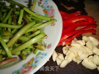 【飞禽走兽】菜梗肉丝的做法步骤：2