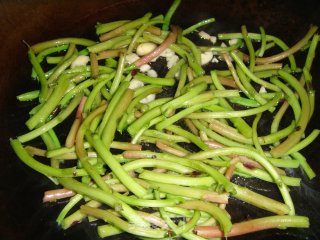 【飞禽走兽】菜梗肉丝的做法步骤：3
